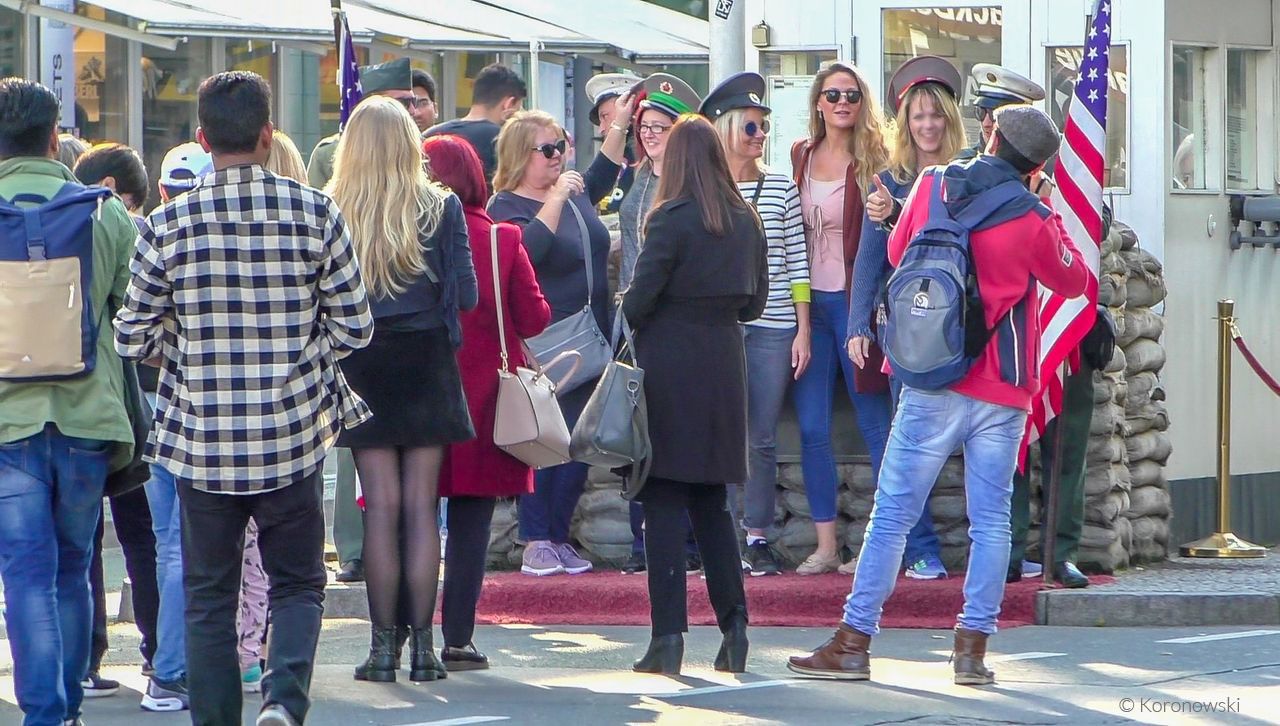 Schüler am Checkpoint Charlie Berlin.