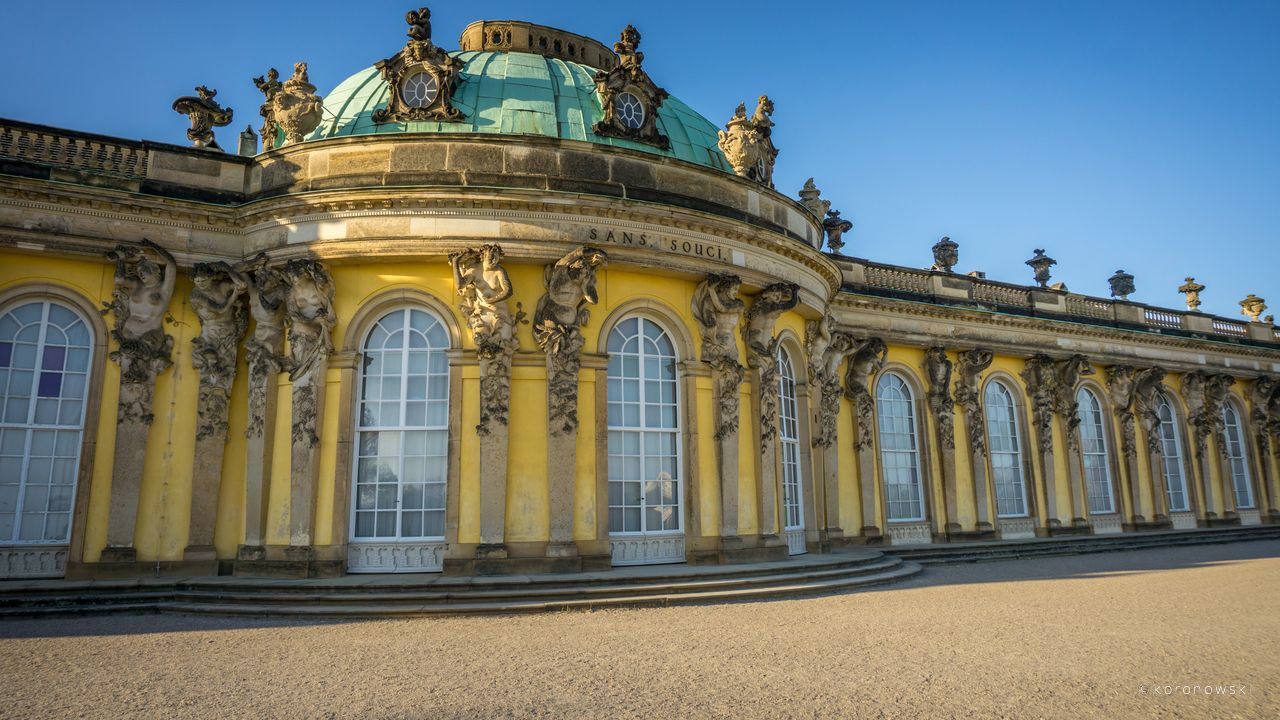 Besuchen Sie das Schloss Sanssouci mit dem wunderschönen Park.