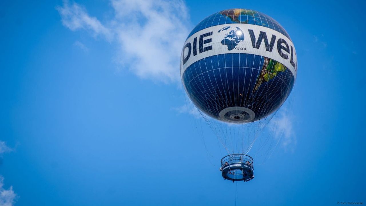 Der Weltballon Berlin schwebt an einem Stahlseil.