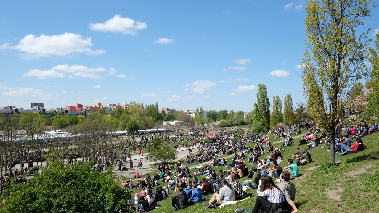 Besuchen Sie den Mauerpark in Berlin mit Flohmarkt un Karaoke.