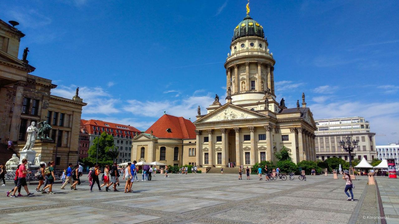 Besuchen Sie den Gendarmenmarkt mit dem Französischen Dom.