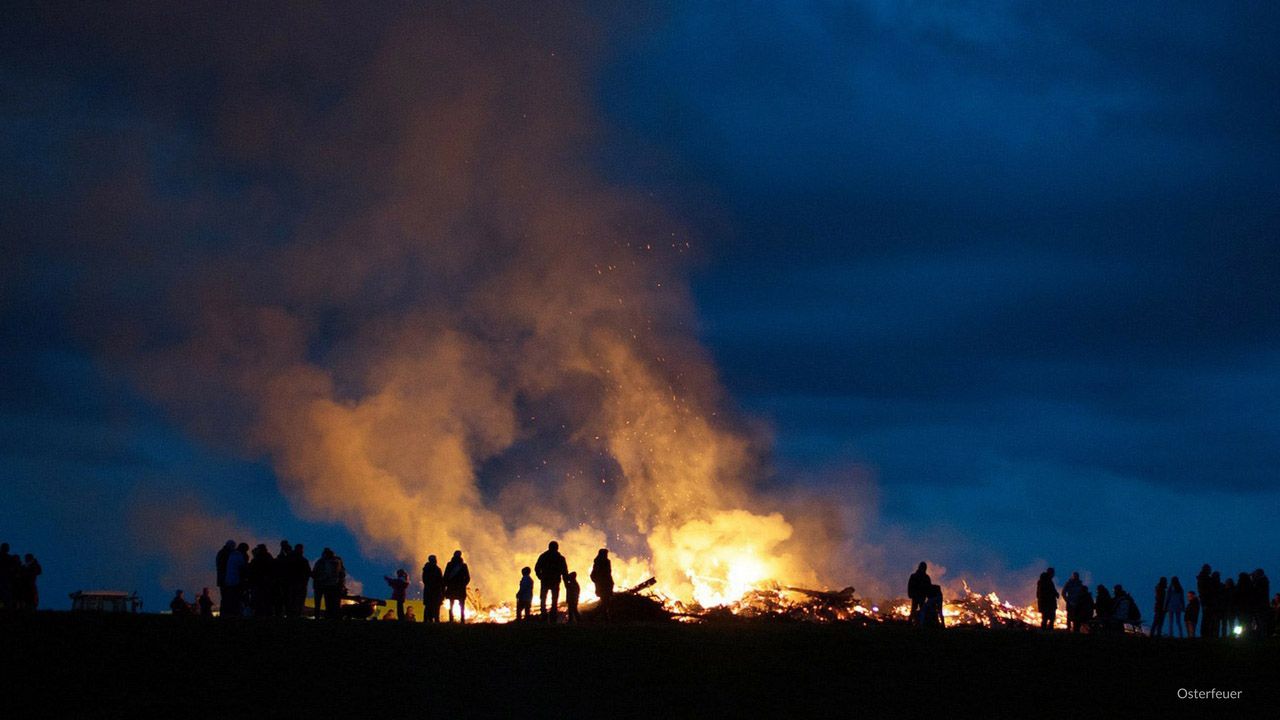 Menschen beim Osterfeuer in Berlin.