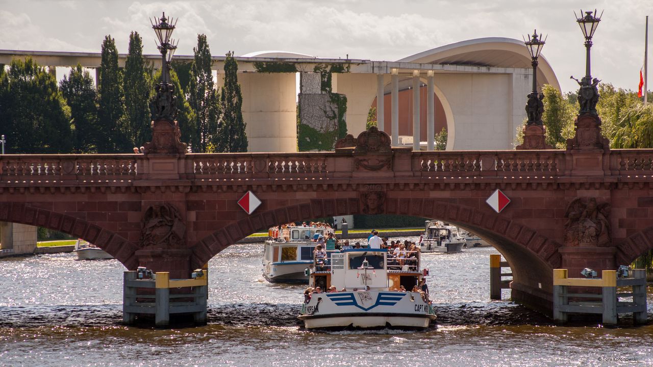 1-Hour City Tour by Boat with Guaranteed Seating