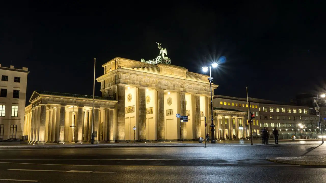 Besuchen Sie das Brandenburger Tor in Berlin.