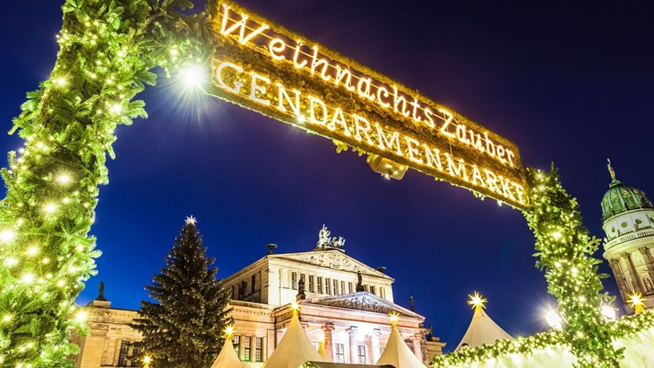 Weihnachtsmarkt Gedarmenmarkt Berlin Gericht Getraenk1