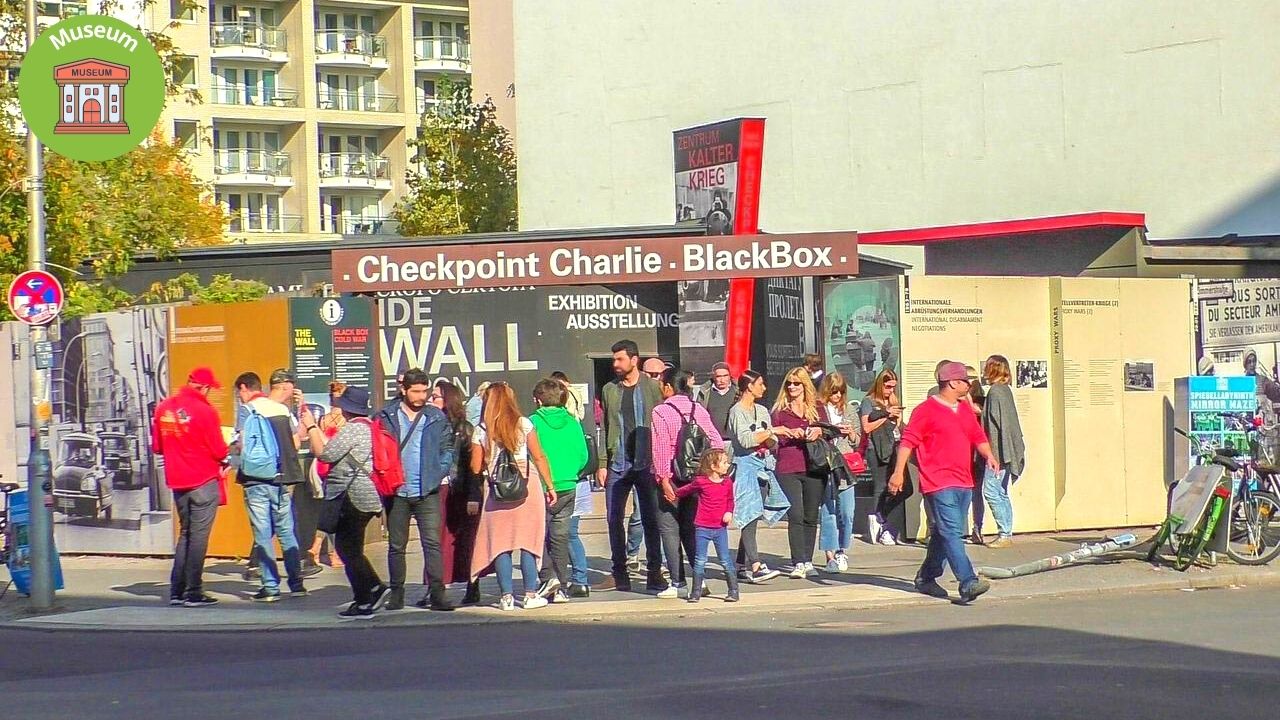 Besuch BlackBox Kalter Krieg am Grenzübergang Checkpoint Charlie in Berlin