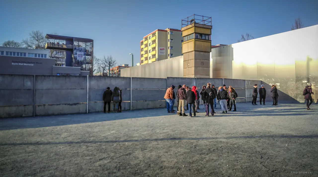 Gedenkstaette Berliner Mauer mit Turm und Wohnhaus