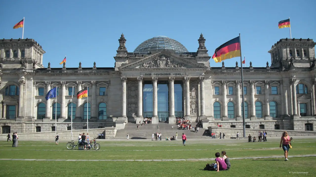 Blick auf den Reichstag im Sommer