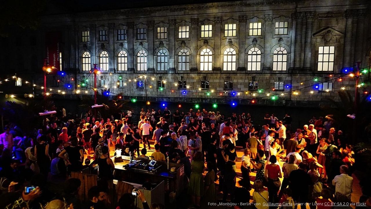 Monbijou Platz tanzen in Berlin