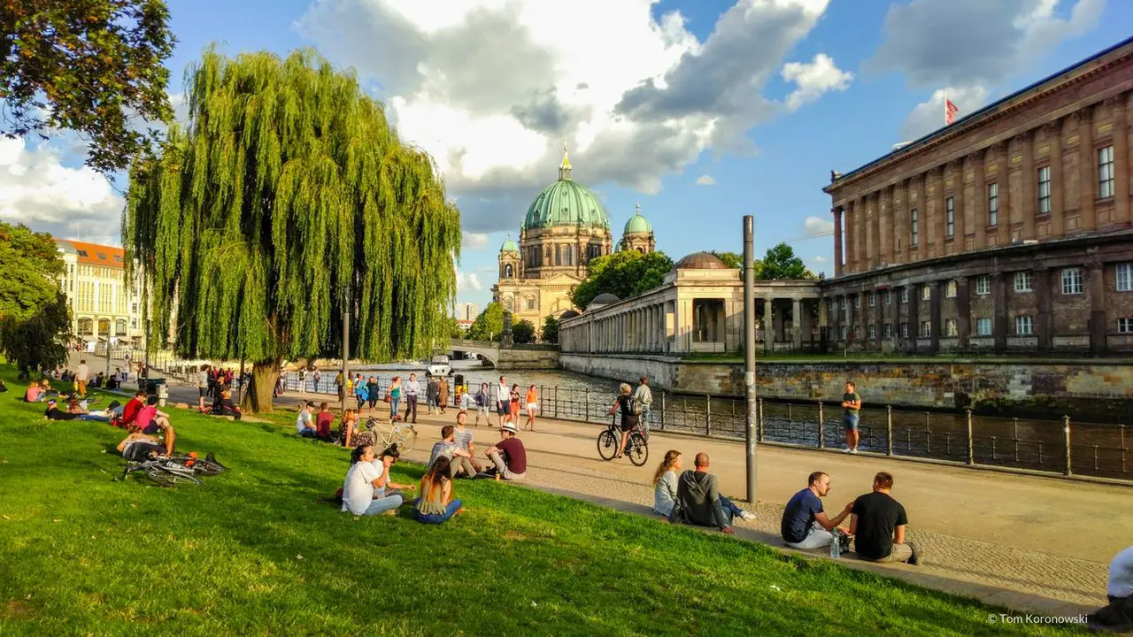 5 exciting and relaxing bicycle tours through Berlin