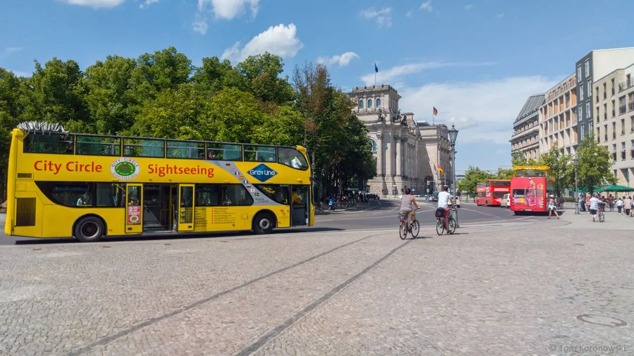 Erleben Sie eine Bustour und Schifffahrt in Berlin.