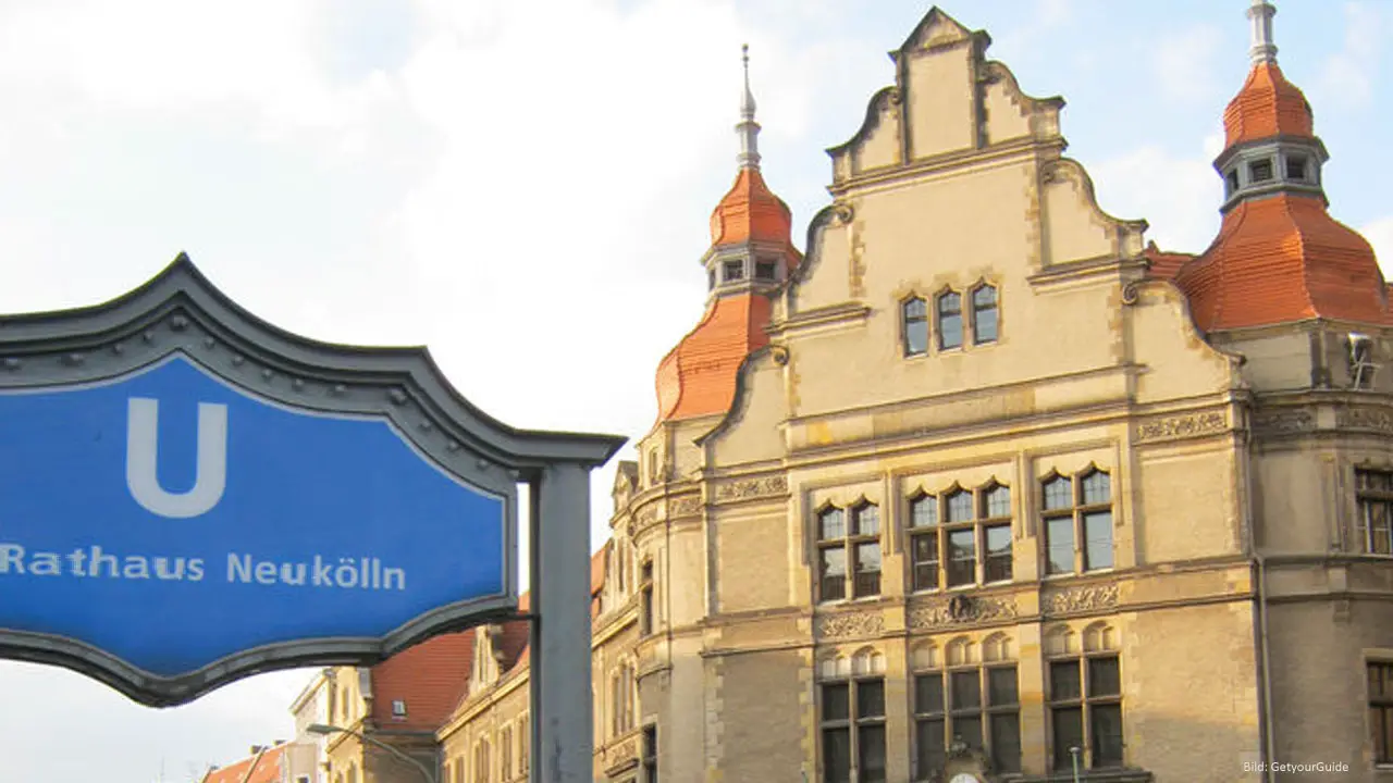 Besuchen Sie den Stadtteil Neukölln in Berlin mit seinem schönen Rathaus.