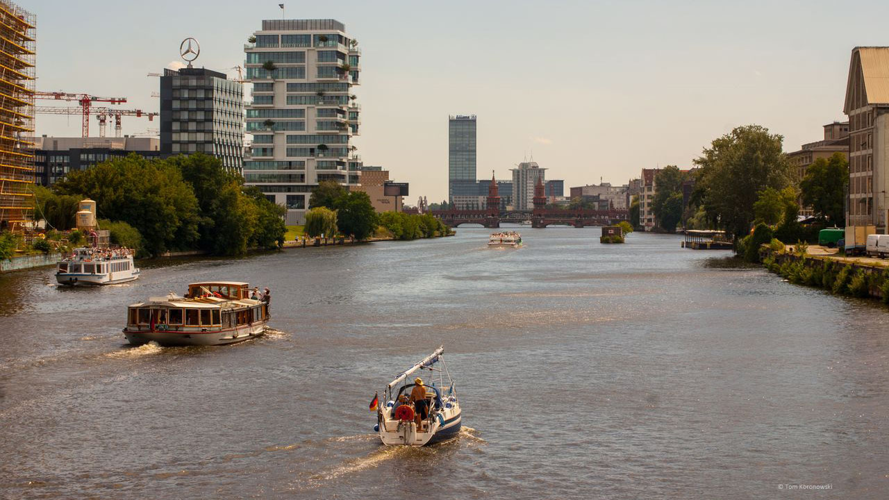 boat-trip-through-berlin