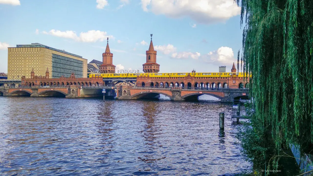 East Side Tour: 2.5-Hour Boat Cruise in Berlin