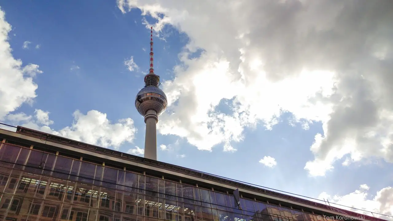Besuchen Sie den Berliner Fernsehturm in Berlin, das höchste Bauwerk Deutschlands.