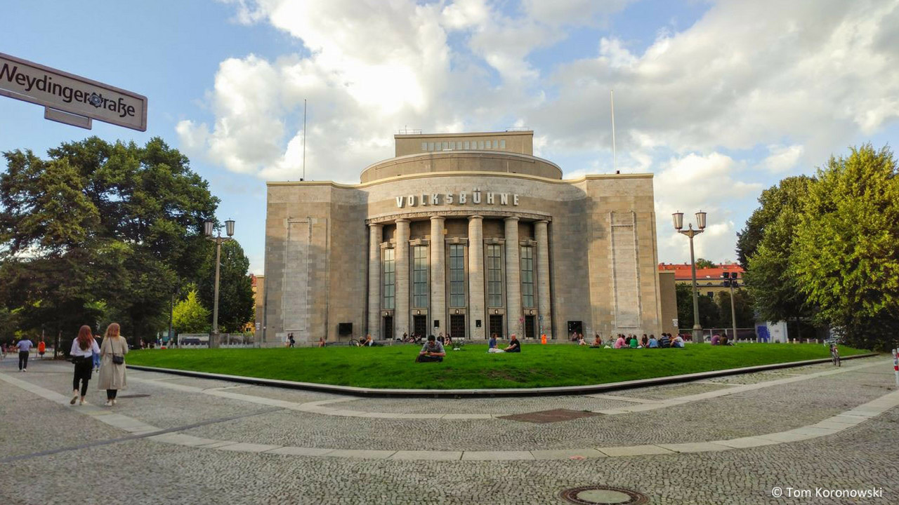 Die Volksbühne ist mit Veranstaltungsort zur 10. Biennale Berlin vom 9. Juni bis 9. September 2018