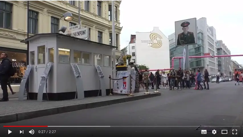 Der Checkpoint Charlie in Berlin
