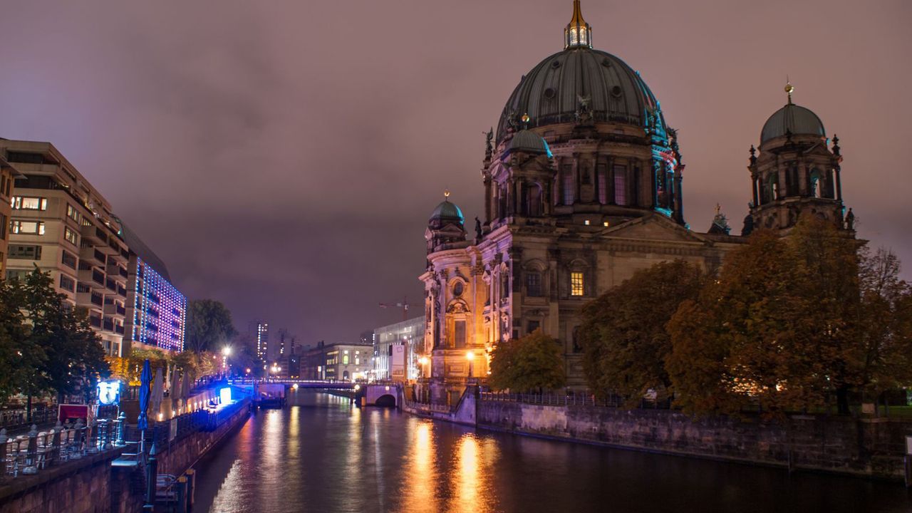 During an evening walk through Berlin, the city guides will show you their personal favourite places, including dinner.