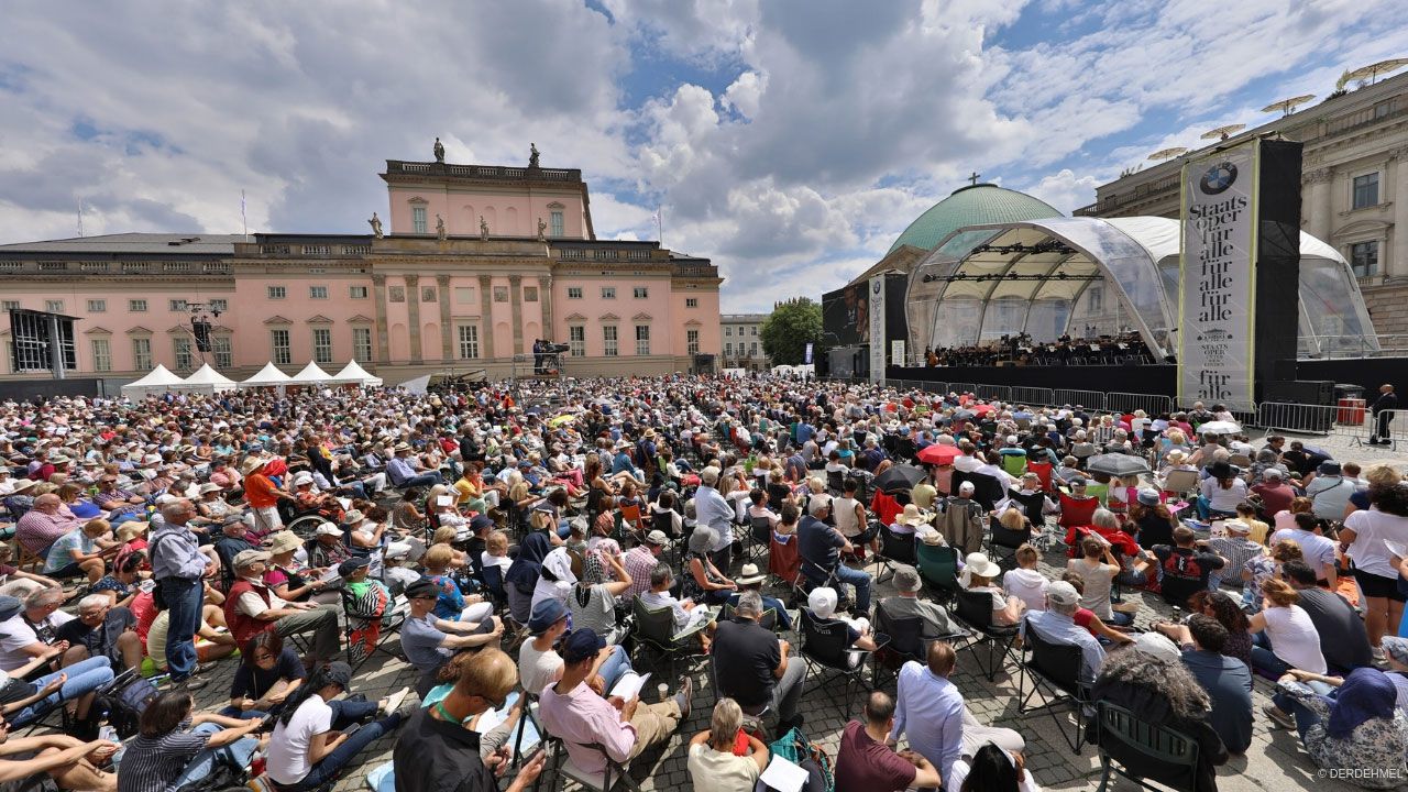 Besuchen Sie das kostenfreie Konzert der Staatsoper auf dem Bebelplatz in Berlin.