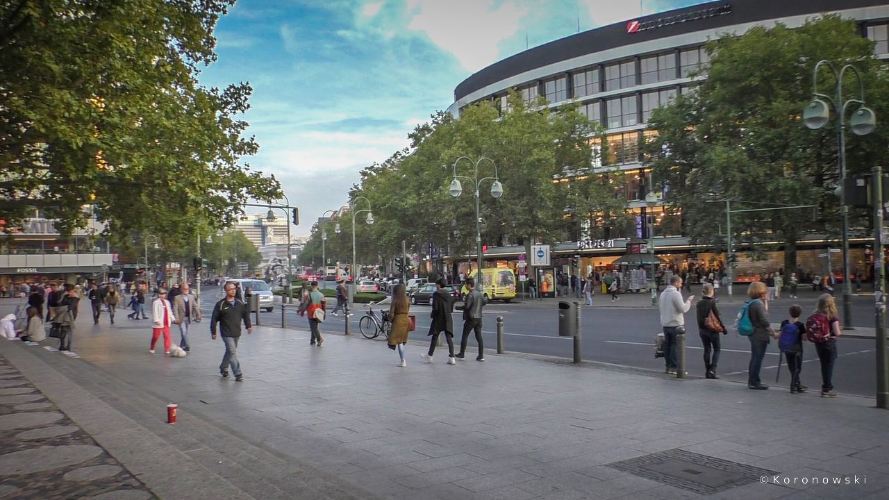 Der Kurfürstendamm in Berlin. Gleich um die Ecke finden Sie das 4 Sterne Hotel am Kurfürstendamm.