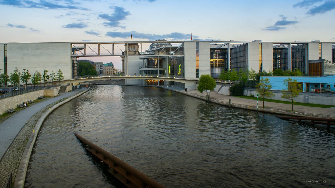 Der Spreebogenpark zwischen Kanzleramt und Reichstag in Berlin