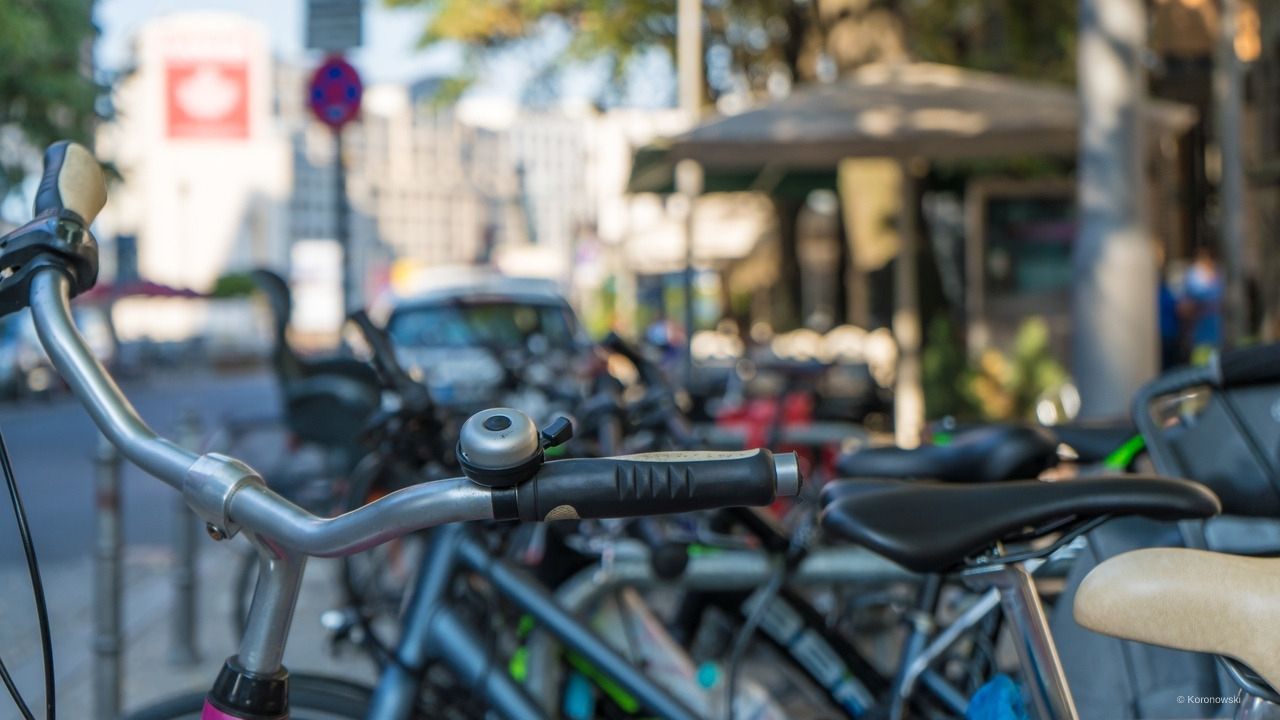 Berlin auf dem Fahrrad. Zwei Räder für 13,90 € ausleihen.