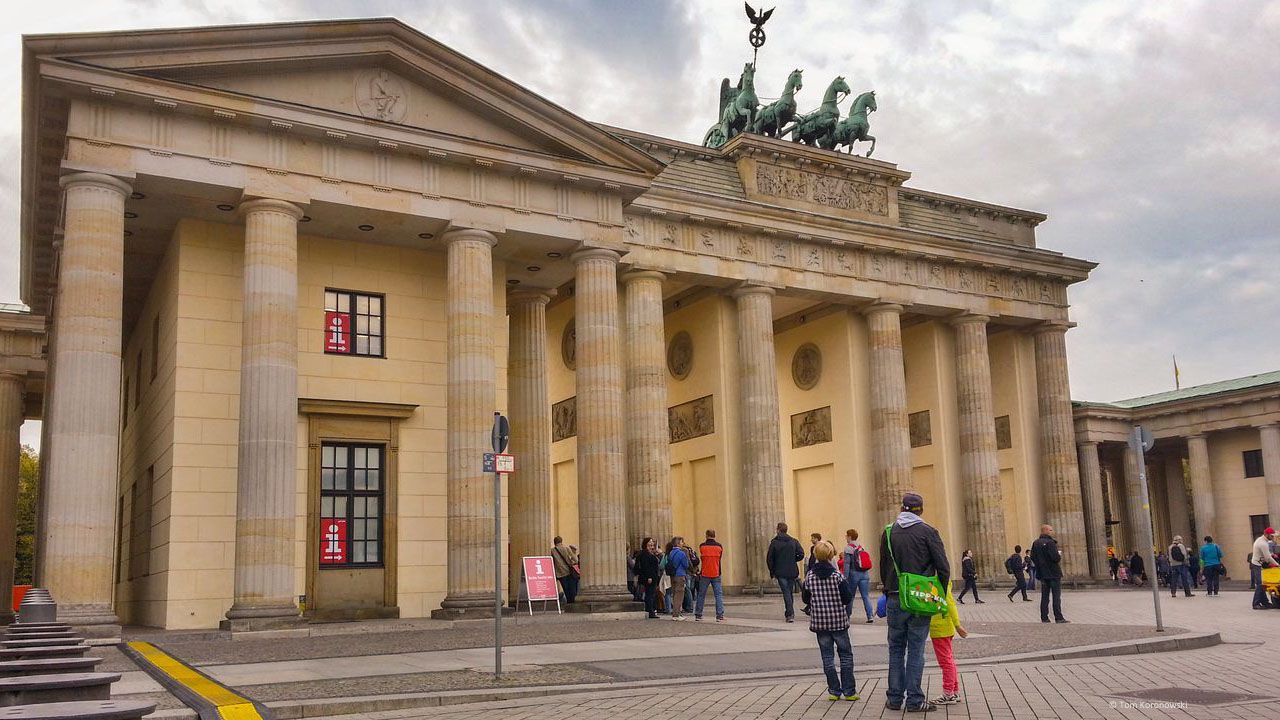 2,5 hours free city tour through Berlin