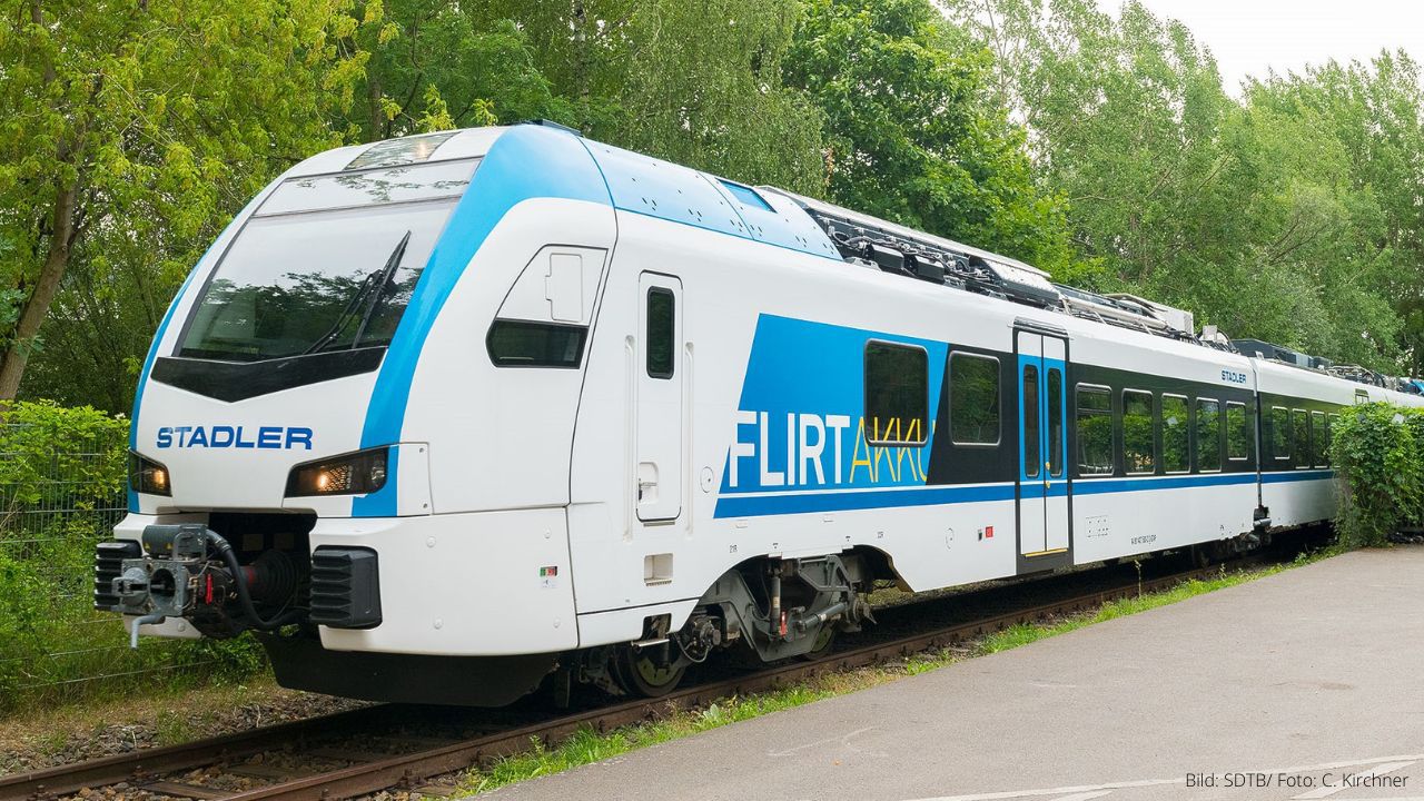 Der FLIRT Akku auf seinem Weg ins Deutsche Technikmuseum. Dort ist er im Museumspark bis zum 25. September zu sehen.  SDTB/ Foto: C. Kirchner 