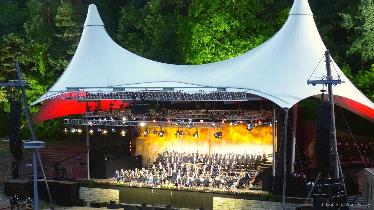 Besuchen Sie die Waldbühne in Berlin.