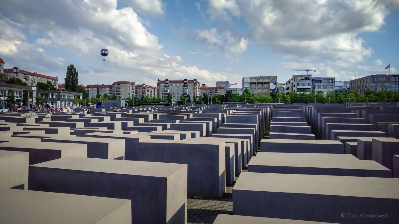 Besuchen Sie das Holocaust Mahnmal in Berlin.