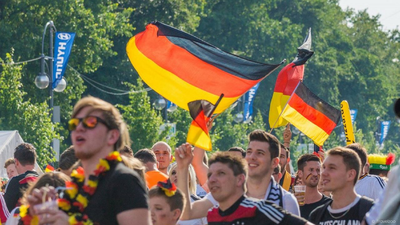 WM – Viewing im Biergarten mit Bier und Snacks.