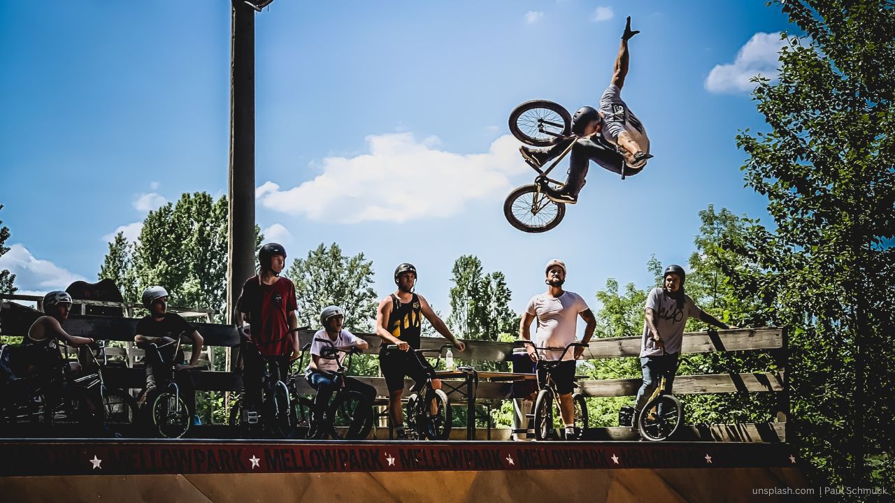 BMX Fahrer im Sommer