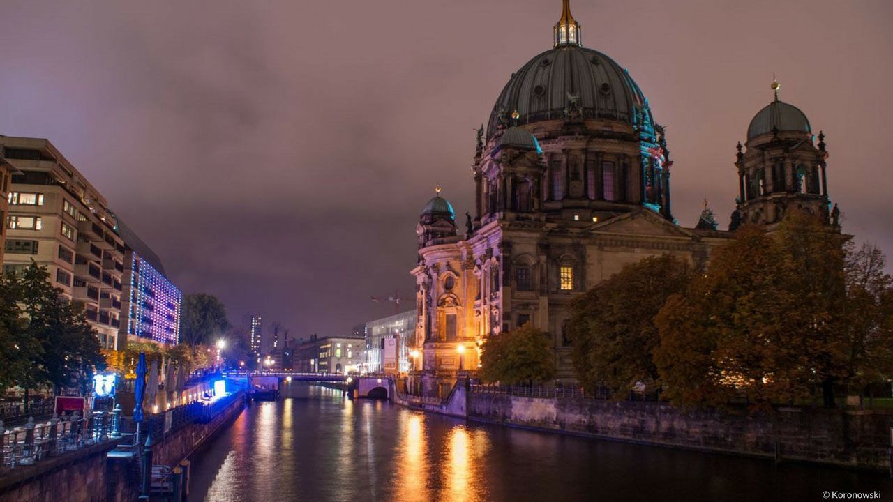 Bargain luxury hotel Berlin on Berlin Cathedral at night