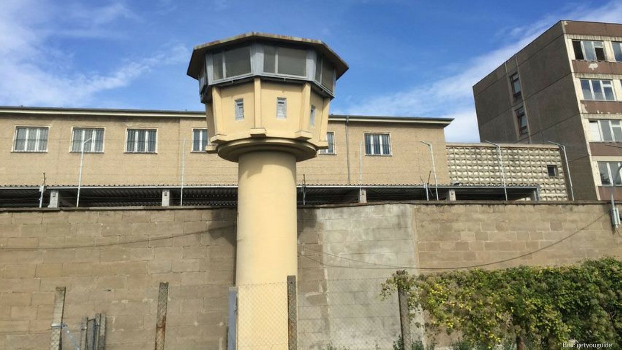 Auf dem Bild sehen Sie den Wachturm von der Gedenkstätte Hohenschönhausen.