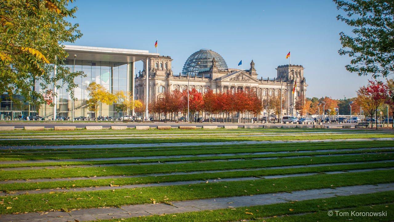 Berlin im Herbst mit Blick auf den Reichstag mit Kuppel.