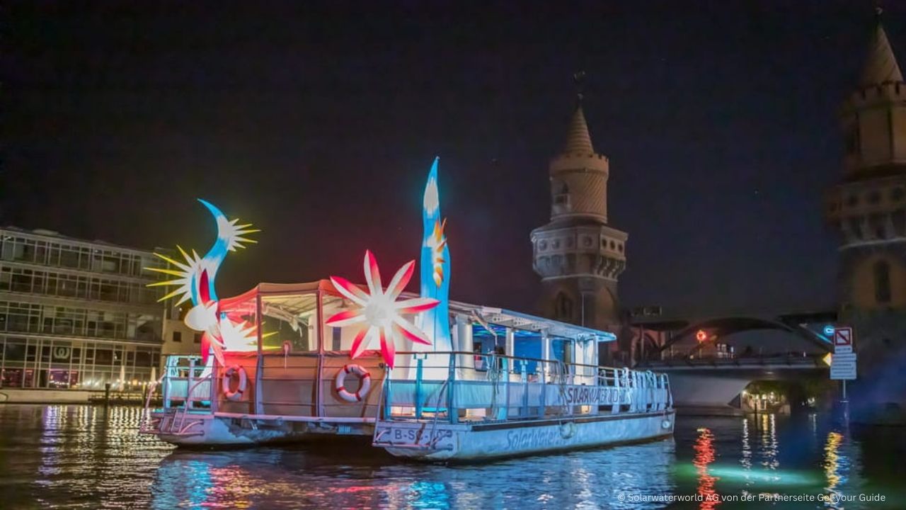 Abendliche Stadtrundfahrt mit speziell illuminierten Schiffen