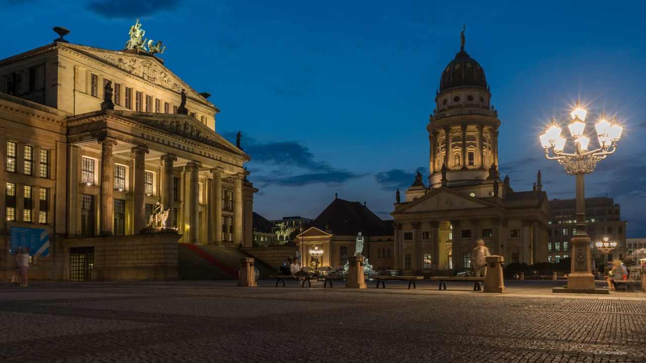 Besuchen Sie den schönsten Platz in Berlin, den Gendarmenmarkt.