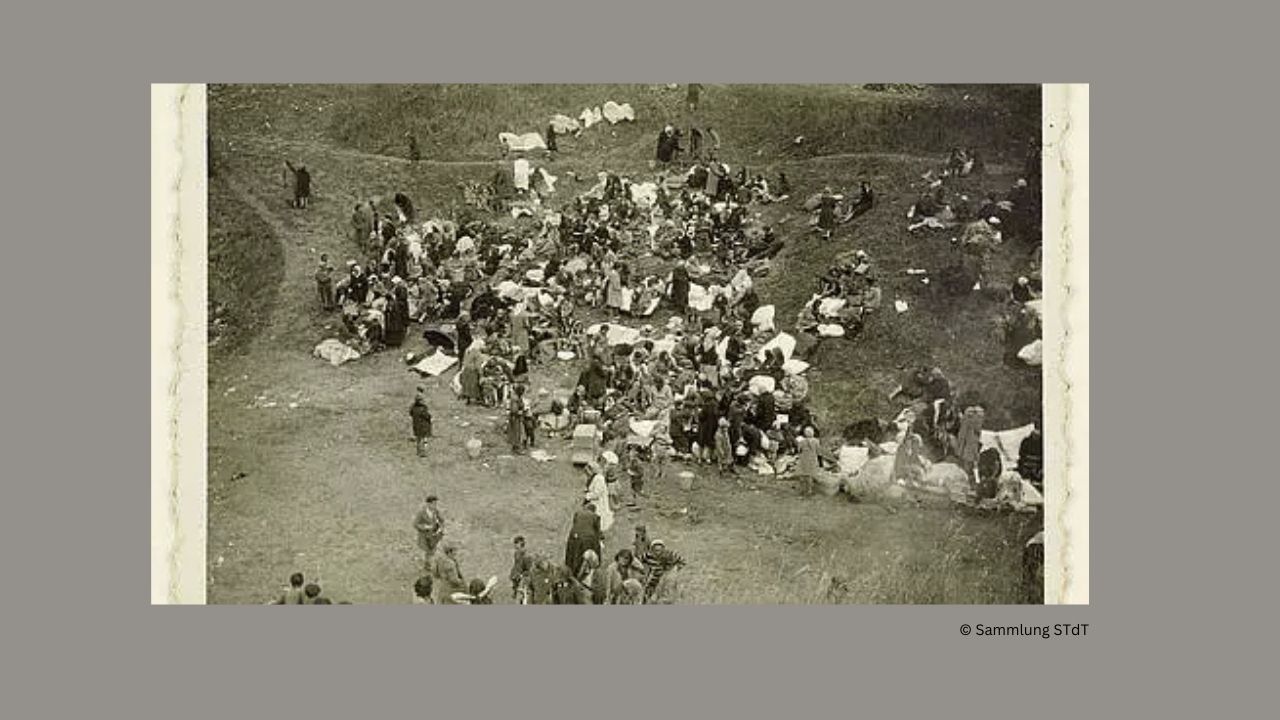 Gefangene Jüdinnen und Juden in der Festungsanlage des Fort VII in Kaunas, Litauen, Anfang Juli 1941. Unbekannter Fotograf.