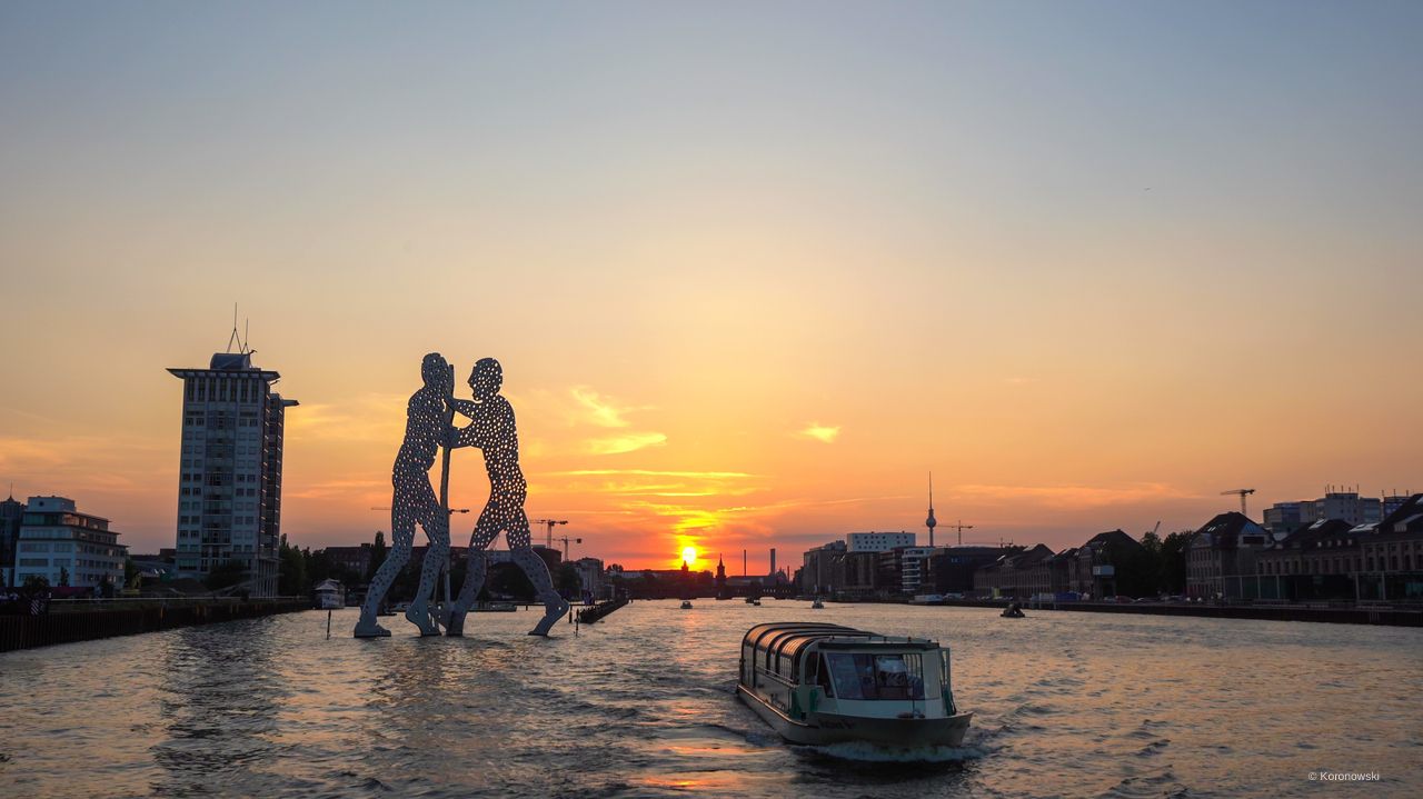 Sonnenuntergang in der Rooftop Bar an der Spree erleben.