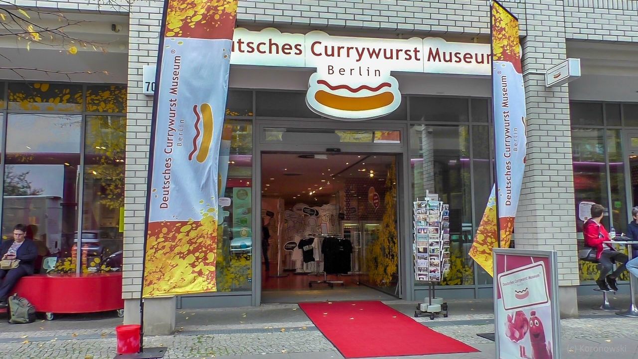 Im Stadtbezirk Mitte ist das Deutsche Currywurst Museum. Hier sehen Sie den Eingang zum Museum. Vor dem Museum können Sie die Currywurst probieren.