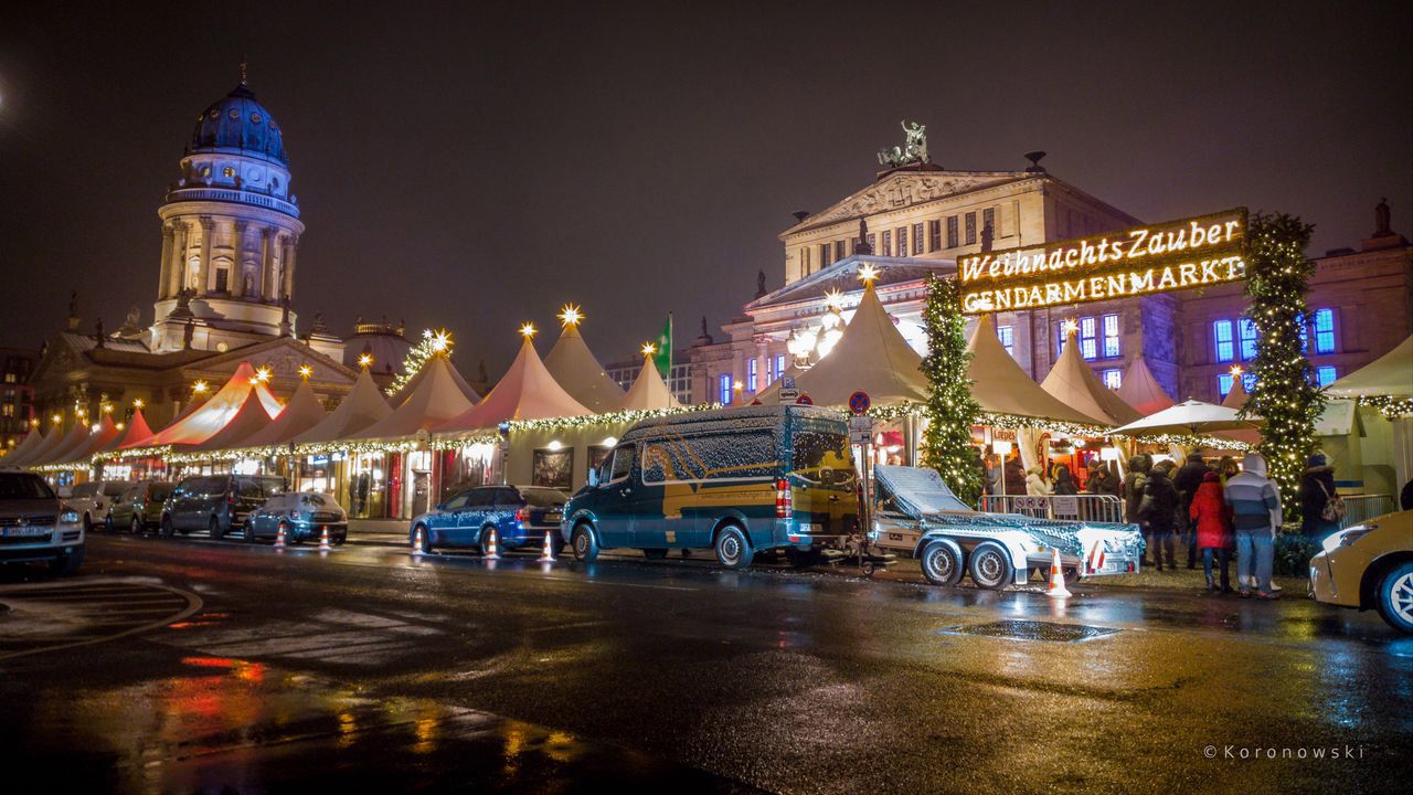 Besuchen Sie den Weihnachtsmarkt am Gendarmenmarkt in Berlin.