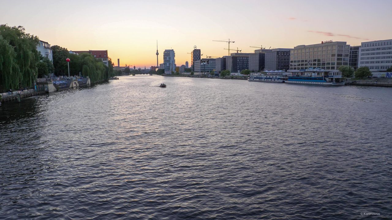 Im Kanu die Spree säubern in Berlin.