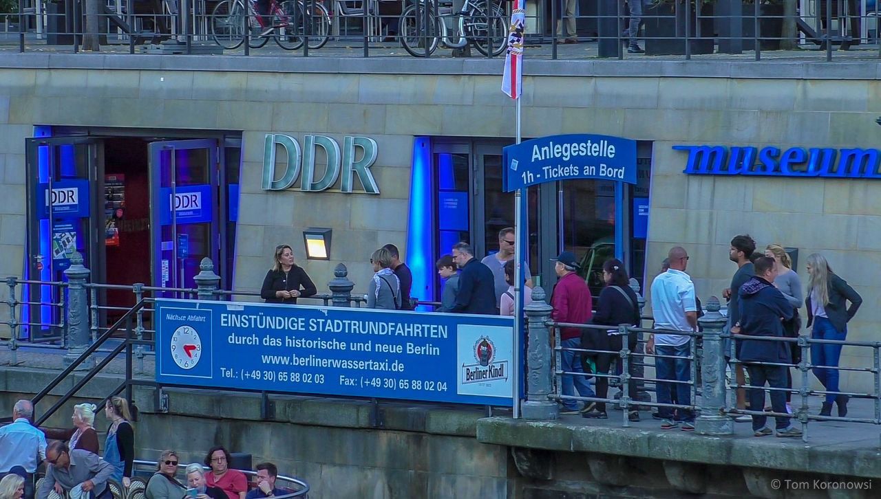 Gehen Sie mit Ihrem VIP Ticket für das DDR Museum in Berlin an der Warteschlange vorbei.