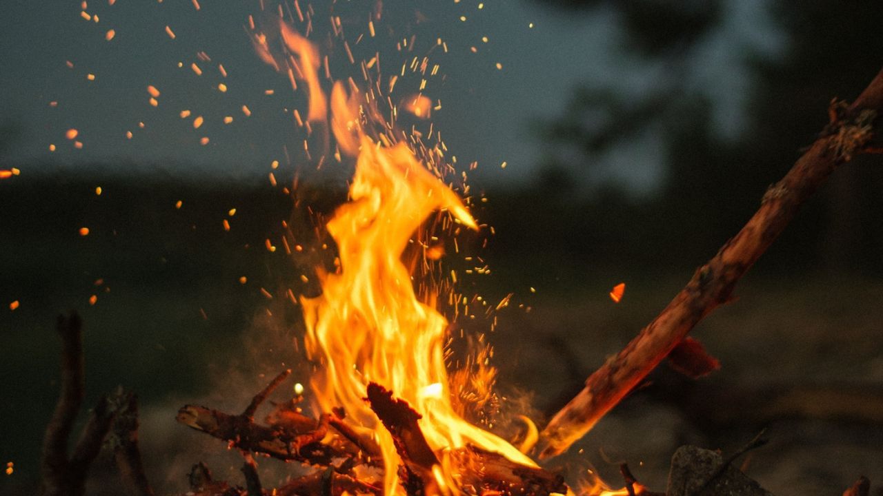 Berlin für Kinder: Feuer machen wie die Urzeitmenschen