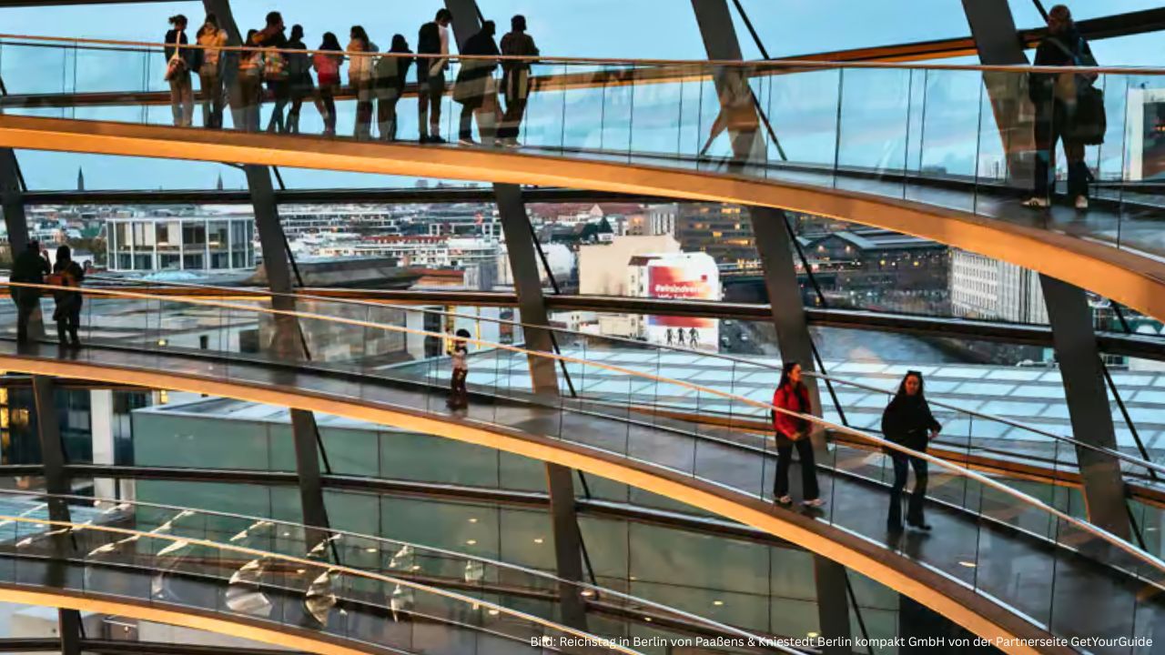 Besucher in der Kuppel im Reichstag Berlin