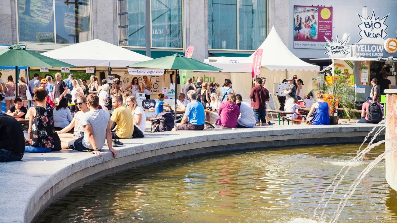 Ein Fest, nicht nur für Veganer. Besuchen Sie das vegane Sommerfest in Berlin vom 23. bis 25. August 2019. Mehr Infos auf Das Berlin Reise Portal