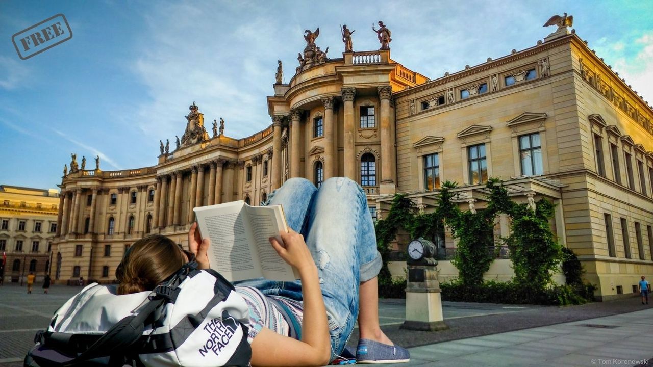 Lesen auf dem Bebelplatz Berlin