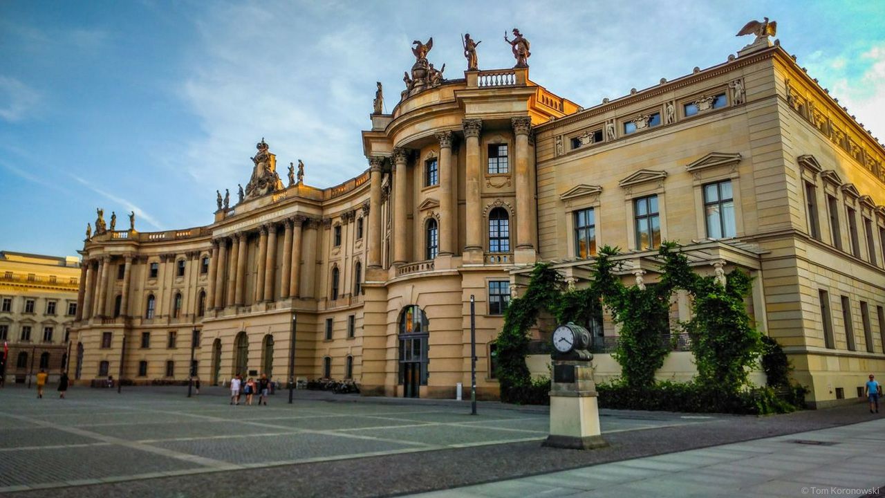 Besuchen Sie den Bebelplatz in Berlin.