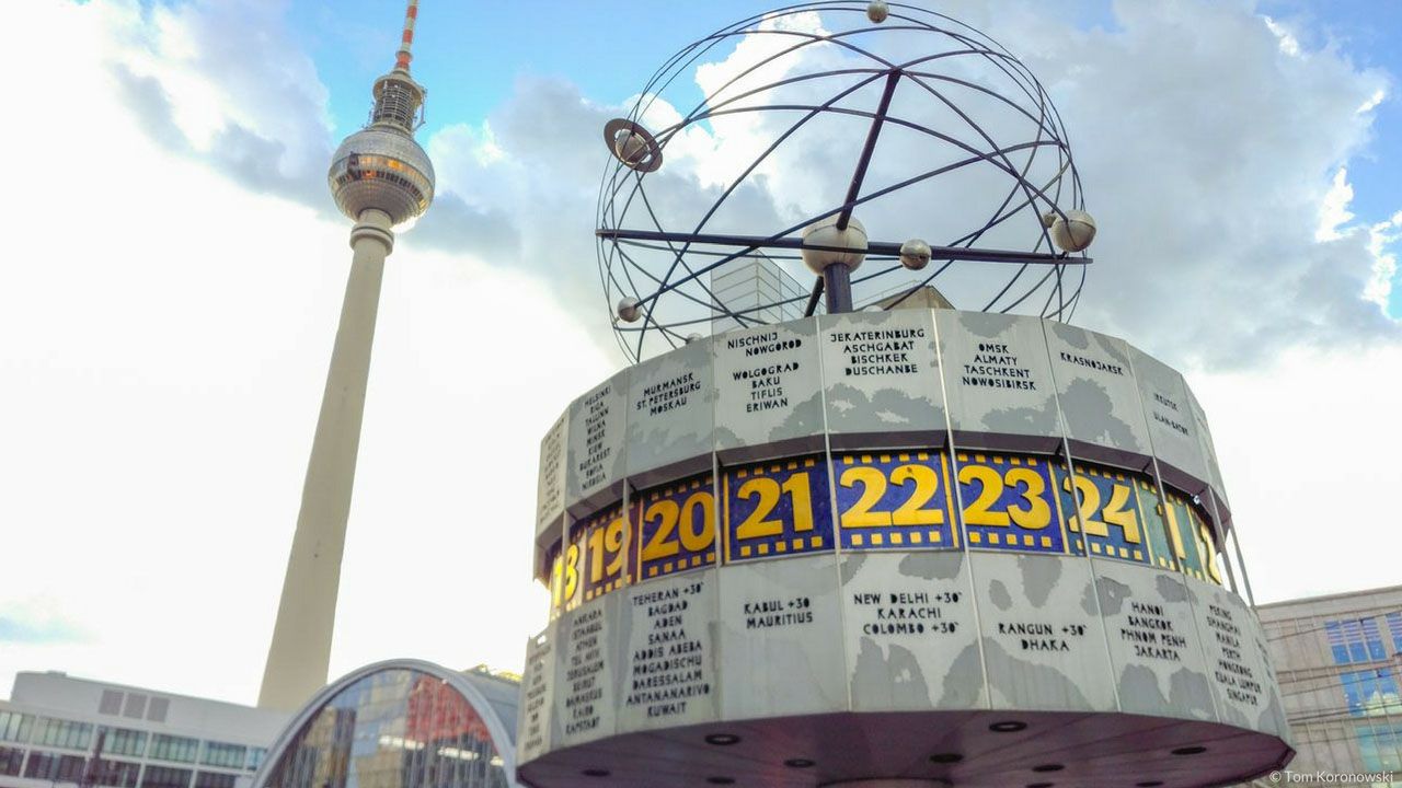 Besuchen Sie die Weltzeituhr auf dem Alexanderplatz.