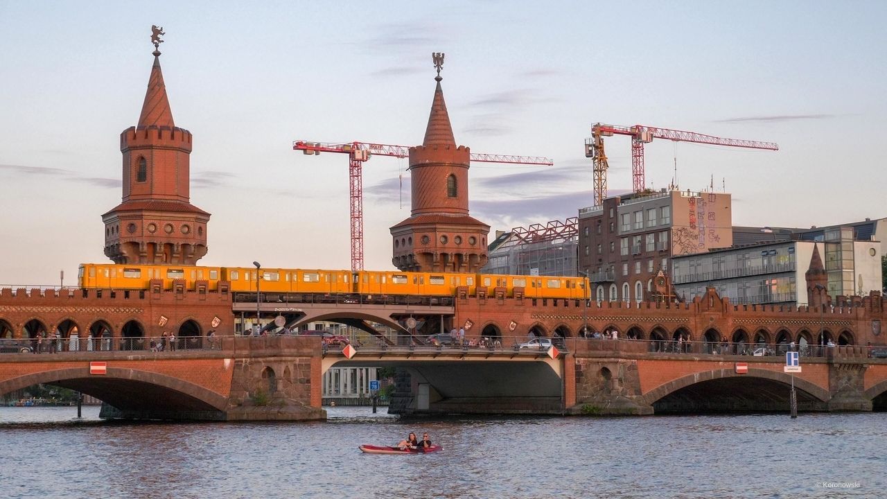 Wasserspaß an der Oberbaumbrücke Berlin